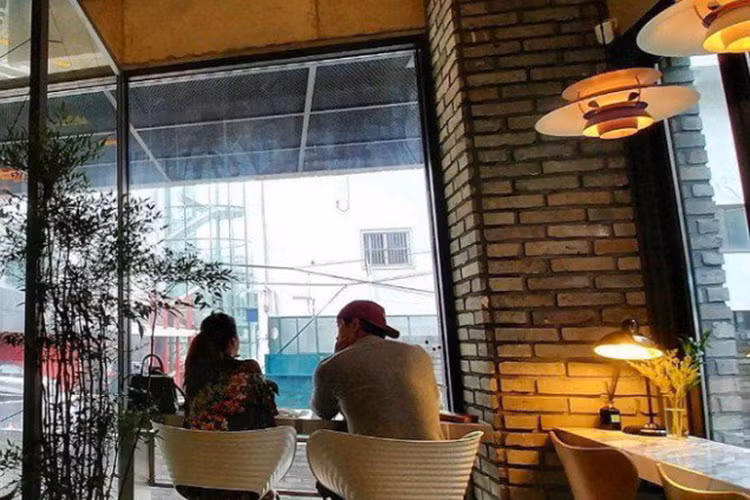 Đầu tháng 10/2017, Kim Tae Hee bị bắt gặp tranh thủ hẹn hò uống cà phê cùng chồng ở khu phố gần nhà. Trong ảnh, Bi Rain chăm chú nhìn và nghe vợ nói. Ảnh: Allkpop