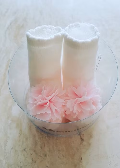 Đi kèm thông báo về con gái, Bi Rain còn đăng tải trên trang cá nhân hình ảnh đôi giày len nhỏ xinh đính hoa màu hồng vô cùng đáng yêu. Ảnh: Instagram nhân vật