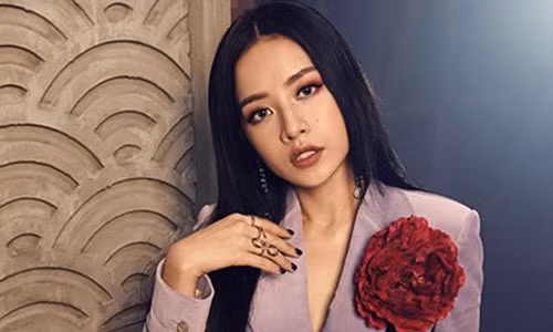 Nghe si tranh cai, khen - che ve giong hat cua Chi Pu