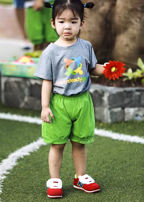 Bé Thỏ bắt đầu đi nhà trẻ khi được 20 tháng tuổi. Trong ảnh, cô nhóc mếu máo khi đi học sau Tết. Được biết, Xuân Lan luôn cố gắng để con gái có môi trường học tập thật tốt.