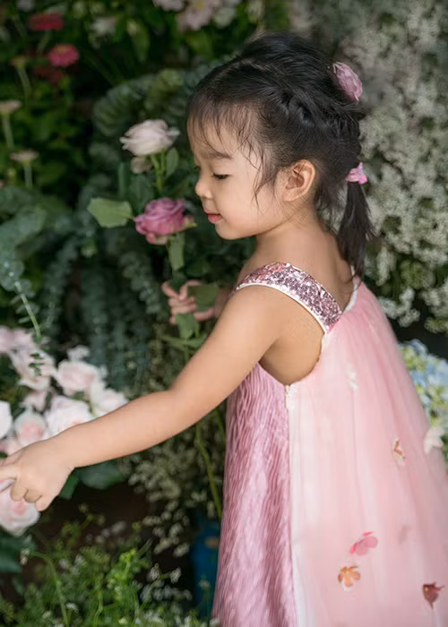 Quen với ống kính máy ảnh từ nhỏ, nhóc tì nhà Xuân Lan tạo dáng rất tự nhiên.