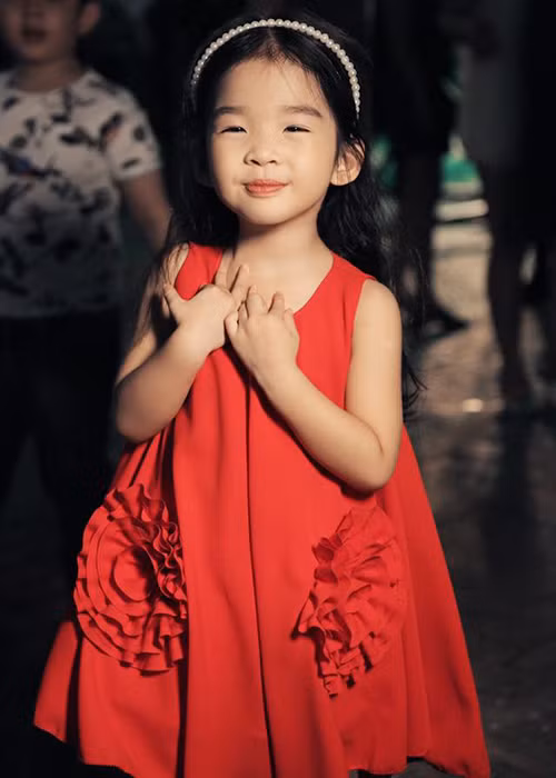 Con gái siêu mẫu Xuân Lan thừa hưởng những nét đẹp của mẹ. Cô nhóc sở hữu gương mặt xinh xắn và càng lớn càng đáng yêu.