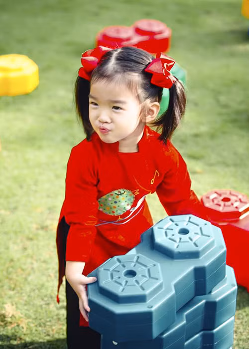 Thiên thần nhỏ của Xuân Lan biểu cảm cực đáng yêu đốn tim người hâm mộ.