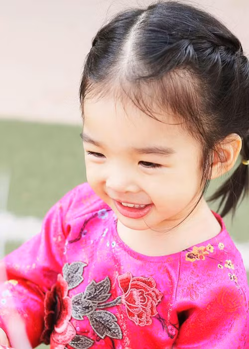 Bé Thỏ thường xuyên được mẹ cho diện những trang phục sành điệu. Cô nhóc cũng rất tự tin khi chụp hình.