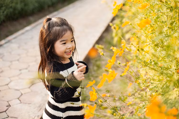 Bé Thỏ dành rất nhiều tình cảm yêu thương cho mẹ. Tuy nhiên, theo lời Xuân Lan, bé Thỏ lại rất lạnh nhạt với bố đẻ.