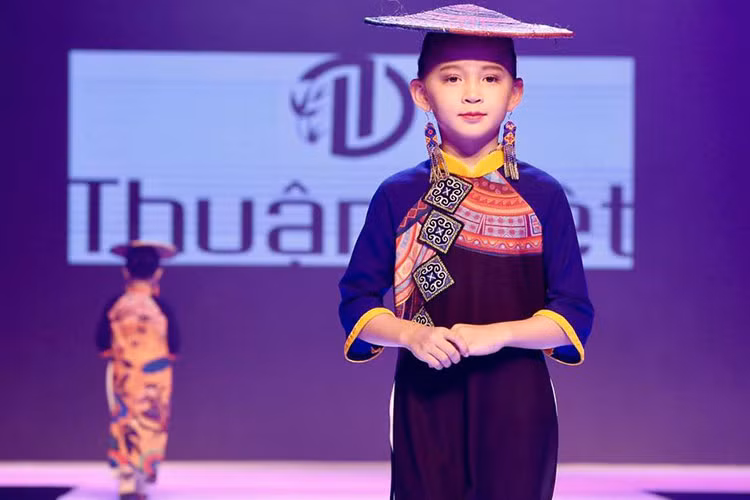 Bé Elizabeth sở hữu gương mặt lai Tây. Trong ảnh, cô nhóc tự tin catwalk trên sàn diễn một chương trình thời trang vào tháng 6/2017.