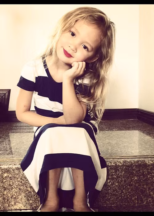 Từ nhỏ, bé Elizabeth đã để tóc dài và thường xuyên được bố mẹ cho diện trang phục điệu đà.