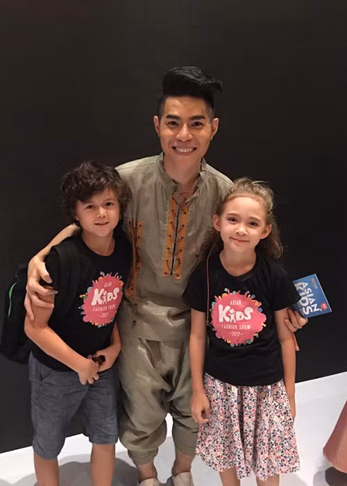 Cũng như Elizabeth, Edward từng tham gia trình diễn thời trang vào tháng 6/2017.