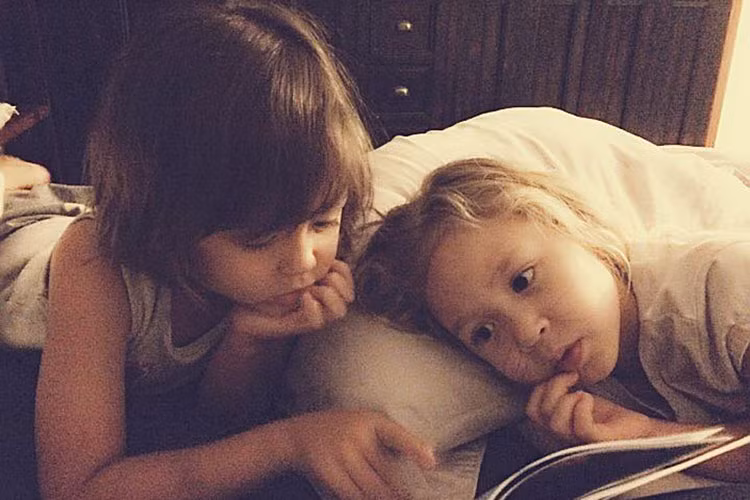 2 bé Edward và Elizabeth sử dụng tiếng Anh thường xuyên nhưng vẫn được dạy nói tiếng Việt.