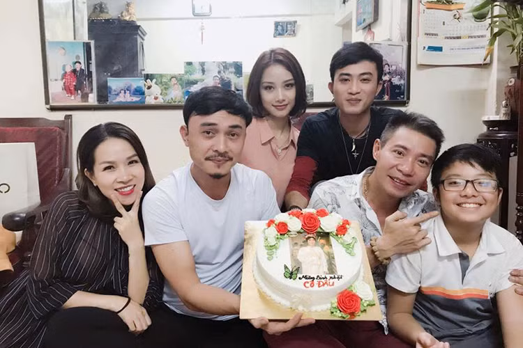 2 diễn viên phim “Người phán xử”: Phúc Anh và Quốc Đam tặng bánh sinh nhật cho danh hài Công Lý.