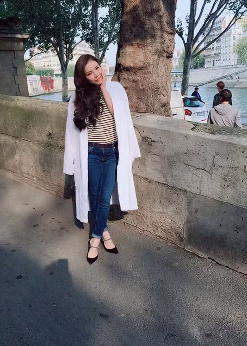 Lý Nhã Kỳ chia sẻ: “Hôm nay quay TVC nhưng thời tiết Paris lại lạnh và buồn hơn hôm qua. Paris hôm nay thiếu nắng, thiếu ấm, vì vậy mình phải tự vui để cho trong lòng ấm hơn nếu không mặc đồ như vậy chắc quay xong về bệnh quá”.