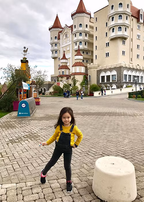 Cô công chúa nhỏ của ca sĩ Đoan Trang tạo dáng trước ống kính máy ảnh khi đặt chân đến Sochi, Nga.