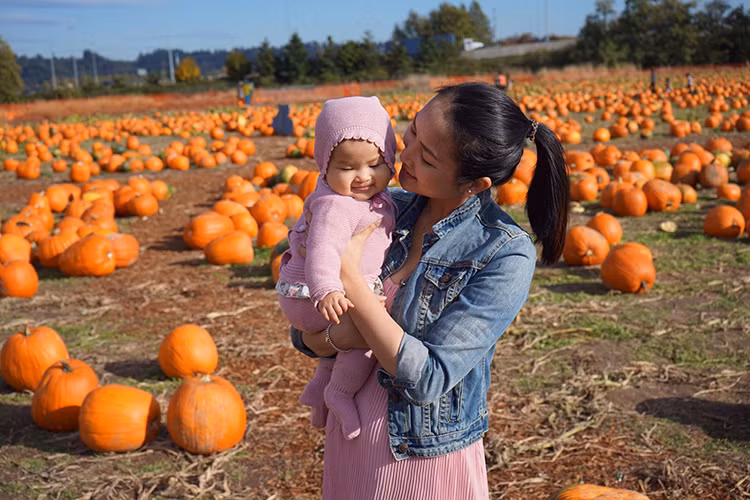 Bà xã Lam Trường đưa cô con gái Yên Lam đi chơi ở khu vườn bí ngô khi ngày lễ Halloween đang tới gần.