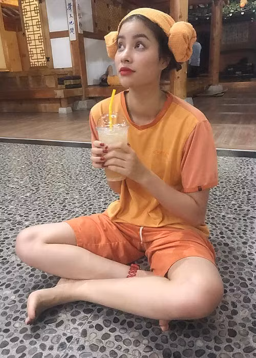 Sao Việt Phạm Hương tận hưởng dịch vụ tắm hơi ở Hàn Quốc.