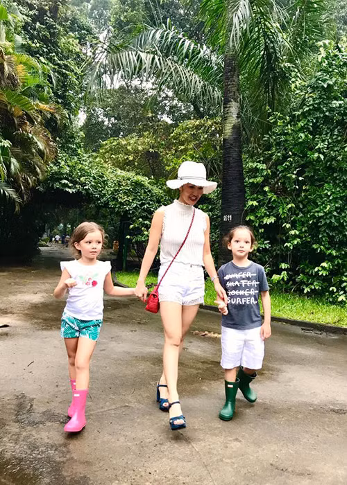 Hồng Nhung đưa cô con gái Tép đi chơi công viên như một món quà khi bé đạt điểm số cao ở lớp học.