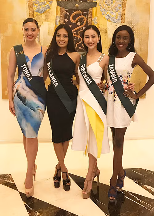 Á hậu Hà Thu thân thiết với bạn cùng phòng đến từ Tonga, Sri Lanka và Zambia tại cuộc thi Hoa hậu Trái đất 2017.