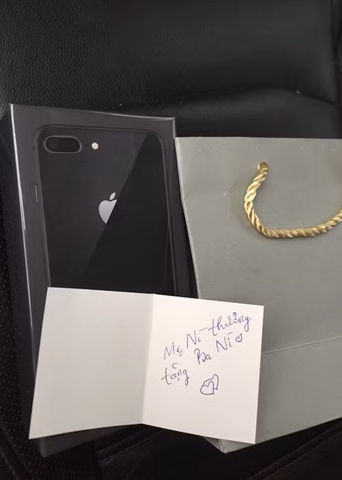 Diễn viên Thanh Bình khoe quà bà xã Ngọc Lan tặng. Đó là một chiếc iPhone mới ra mắt.