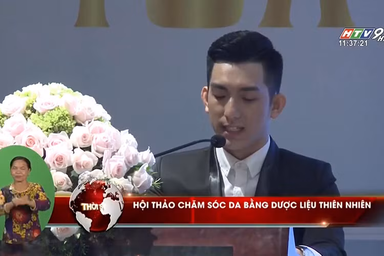 Trên trang cá nhân, Bảo Duy liên tục khoe công ty mỹ phẩm do anh thành lập và những chuyến công tác trong và ngoài nước.