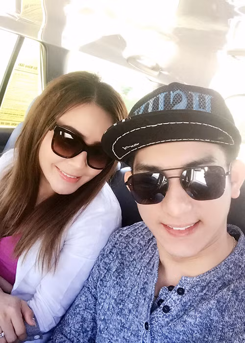 Bảo Duy tiết lộ Thúy Oanh và người vợ đầu tiên của anh có mối quan hệ khá tốt. Thúy Oanh còn vui vẻ, cởi mở với các con riêng của chồng.