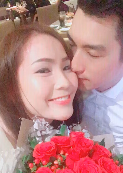 Trên trang cá nhân, Bảo Duy thường xuyên đăng tải hình ảnh hạnh phúc bên vợ Việt kiều xinh đẹp, gợi cảm.