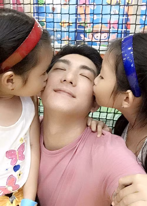 Trên trang cá nhân, ngoài hình ảnh trong công việc, Bảo Duy còn đăng tải những khoảnh khắc bên các con.