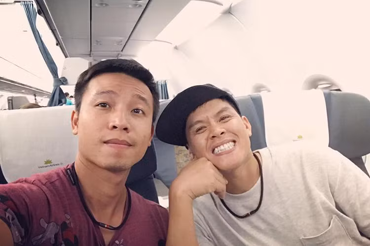 Người hâm mộ hiện rất mong chờ cái kết đẹp cho chuyện tình đồng tính giữa John Huy Trần và bạn trai lâu năm. Ảnh: FBNV