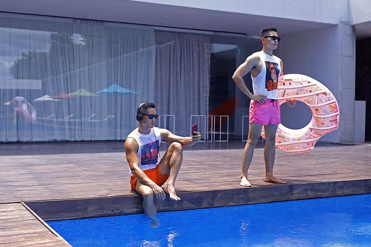 Ngoài gương mặt điển trai, Rhonee Rojas còn sở hữu vóc dáng chuẩn 6 múi giống Hồ Vĩnh Khoa. Ảnh: FBNV