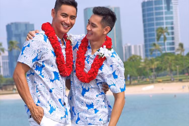 Sau một thời gian hẹn hò, Hồ Vĩnh Khoa và người yêu đồng tính quyết định làm đám cưới. Hôn lễ của cặp đôi vừa diễn ra ở Hawaii (Mỹ ) - nơi Rhonee Rojas sinh sống. Ảnh: FBNV