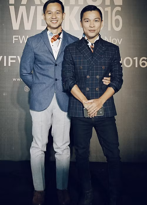 Hiện tại, Adrian Anh Tuấn và Sơn Đoàn sống rất hạnh phúc. Cả hai thường xuyên cùng nhau đi du lịch, chia sẻ mọi buồn vui trong cuộc sống và công việc. Ảnh: FBNV