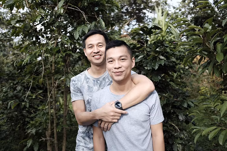 Sau đám cưới diễn ra ở Việt Nam, cặp đôi Adrian Anh Tuấn và Sơn Đoàn sang Mỹ đăng ký kết hôn vào tháng 12/2015. Ảnh: FBNV