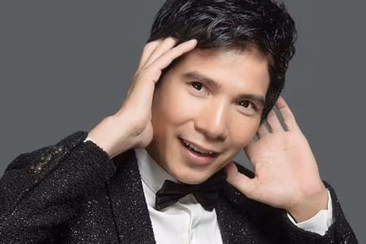 Chàng ca sĩ xứ Thanh tâm sự, anh đi lên từ những khó khăn nên rất trân trọng những gì đang có. Hồ Quang Tám cũng cho biết anh sẽ vẫn hát dòng nhạc Bolero. Ảnh: Vietnamnet