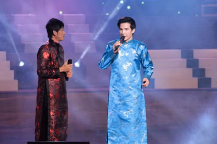 Hình ảnh Hoài Linh song ca cùng Hồ Quang Tám ca khúc “Cánh thiệp đầu xuân” trong chương trình "Xuân phát tài" năm 2014. Trước đó, nam danh hài từng hỗ trợ đàn em thể hiện ca khúc "Duyên quê". Ảnh: An ninh thủ đô