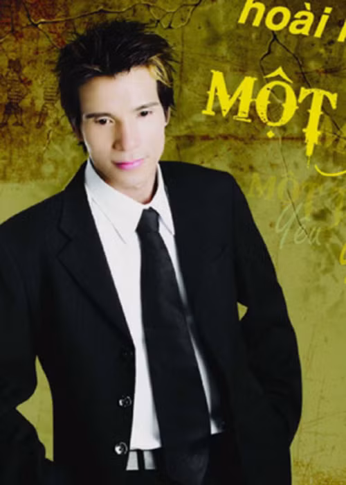 Hồ Quang Tám đã có 7 năm học tại trường nghệ thuật văn hóa Thanh Hóa và Nhạc viện Hà Nội. Vì rất nghèo nên khi còn đi học, anh xoay mọi cách để kiếm tiền từ buôn bán bánh kẹo đến chăn nuôi...Ảnh: Gia đình và xã hội