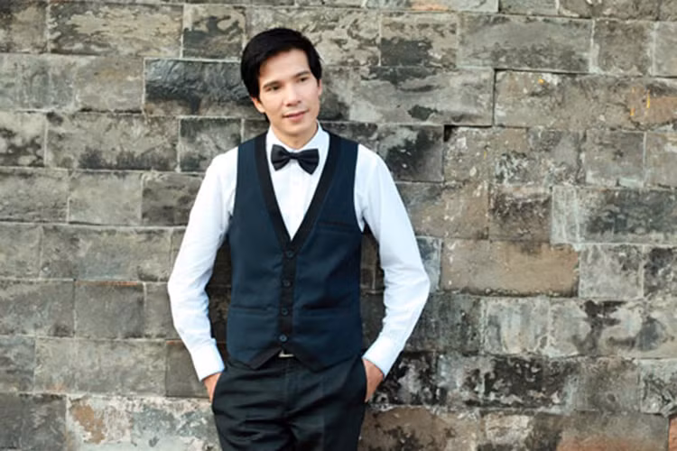 Hồ Quang Tám được nhận xét là người tiến khá chậm so với đàn em hay thậm chí với bạn bè cùng lứa. Tuy nhiên, sau 28 năm ca hát, anh hiện có chỗ đứng khá vững chắc ở dòng nhạc Bolero ở miền Bắc. Ảnh: Một thế giới