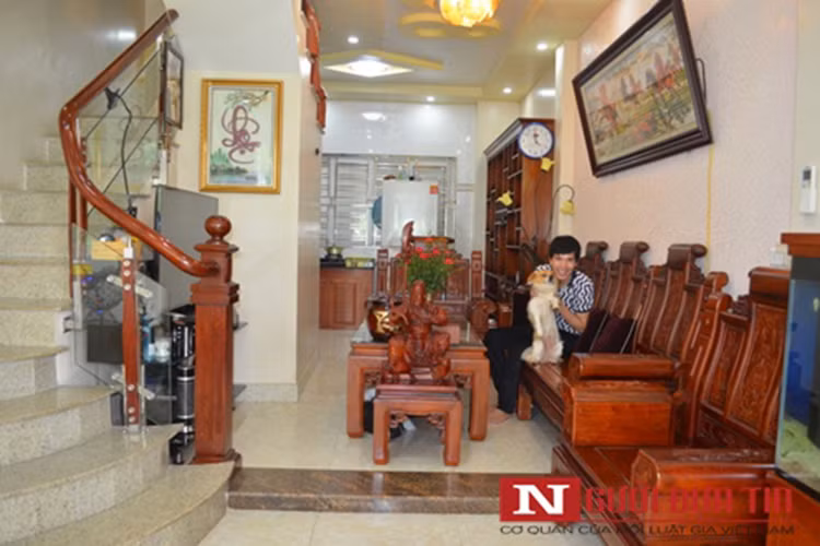 Hồ Quang Tám đã mua được một căn nhà 3 tầng khang trang ở ngoại ô Hà Nội. Đây là nơi anh trở về nghỉ ngơi sau mỗi show diễn. Ảnh: Người đưa tin