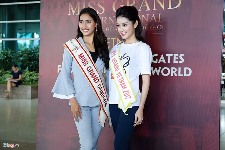 Đại diện Việt Nam - Á hậu Huyền My rạng rỡ bên mỹ nhân đến từ Campuchia. Ảnh: Zing