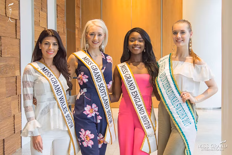 Dàn thí sinh Hoa hậu Hòa bình Thế giới 2017 đọ sắc gồm đại diện đến từ Wales, Scotland, Anh và Thụy Điển. Ảnh: BTC