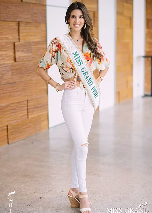 Đến từ Peru, Maria Jose Lora đẹp rạng rỡ trong ngày đầu tiên đến Việt Nam. Ảnh: BTC