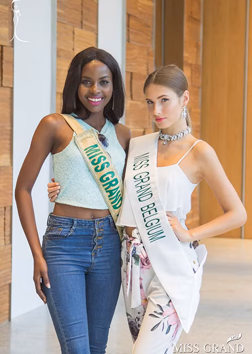 Batuli Mohamed đến từ Tanzania và Rachel Nimegeers - đại diện Bỉ chụp ảnh sau khi hoàn tất thủ tục ghi danh. Ảnh: BTC