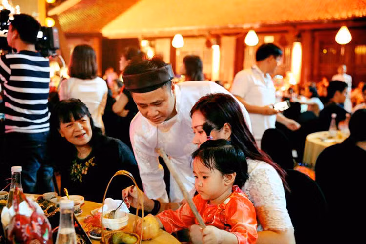 Bé Táo - con gái của danh hài Tự Long đón mùa Trung thu thứ 2 bên bố mẹ. Ảnh: FBNV