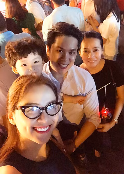 Diễm Hương chia sẻ: “Con trai Noah năm nay đã lớn, đã biết đi chơi Trung thu chẳng cần bế mỏi nhừ tay”. Ảnh: FBNV