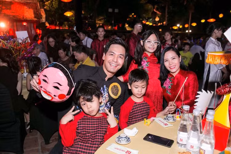 Gia đình MC Phan Anh diện áo dài truyền thống dự tiệc mừng Trung thu năm nay. Ảnh: Dân Việt