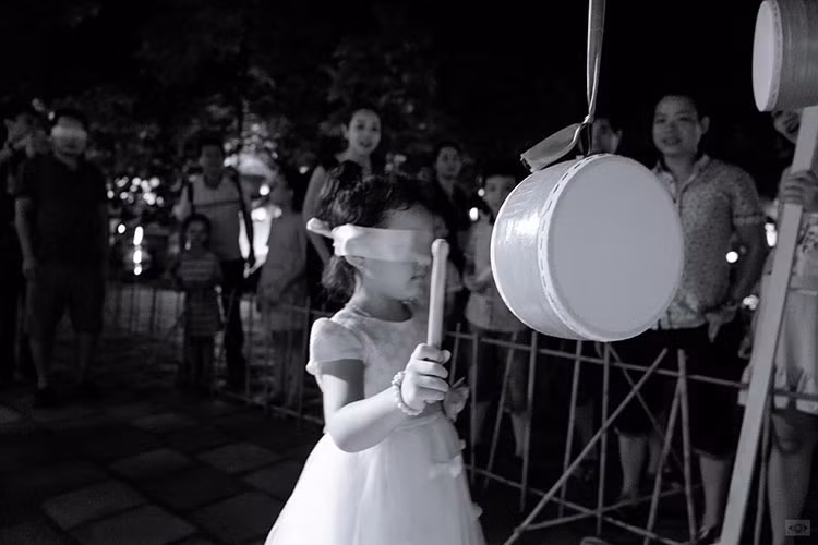 Nhóc tì nhà Jennifer Phạm rất háo hức tham gia những trò chơi dân gian. Ảnh: FBNV