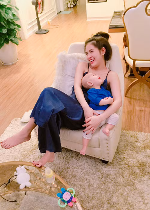 Bé Đậu nhà diễn viên Việt Anh bị ốm nên đón Trung thu lần đầu tiên của mình tại nhà. Ảnh: FBNV