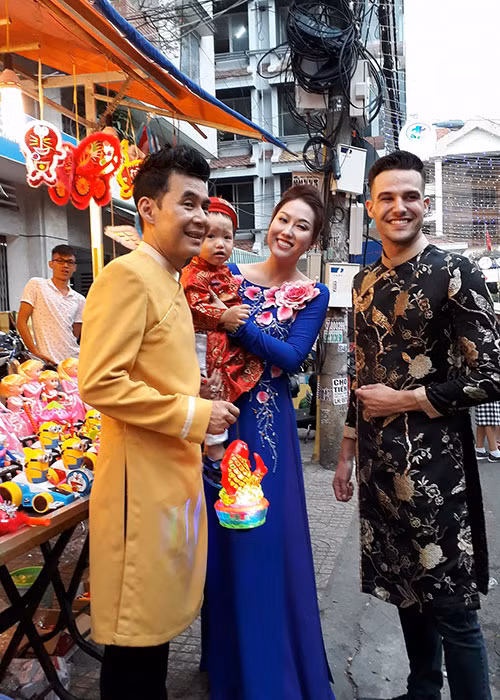 Phi Thanh Vân đưa con trai Tấn Đức đi chơi Trung thu cùng những người bạn của cô. Ảnh: FBNV