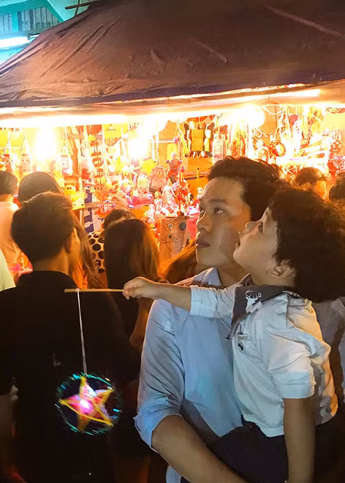 Bé Noah - con trai Diễm Hương thích thú chơi đèn ông sao khi cùng bố mẹ xuống phố. Ảnh: FBNV