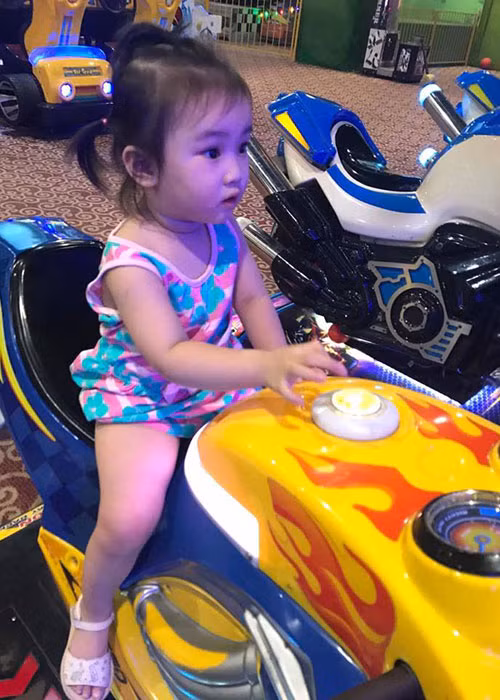 Con gái đầu lòng của Lều Phương Anh rất ngoan ngoãn đi chơi mừng Trung thu. Ảnh: FBNV