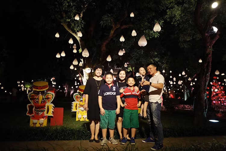 Vợ chồng BTV Quang Minh đưa 3 cậu con trai đi tìm hiểu về nét văn hóa và lịch sử Trung thu. Ảnh: FBNV