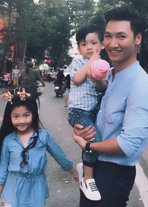 Vợ chồng diễn viên Mạnh Trường đưa con gái và con trai đi mua sắm ở phố Hàng Mã. Ảnh: FBNV