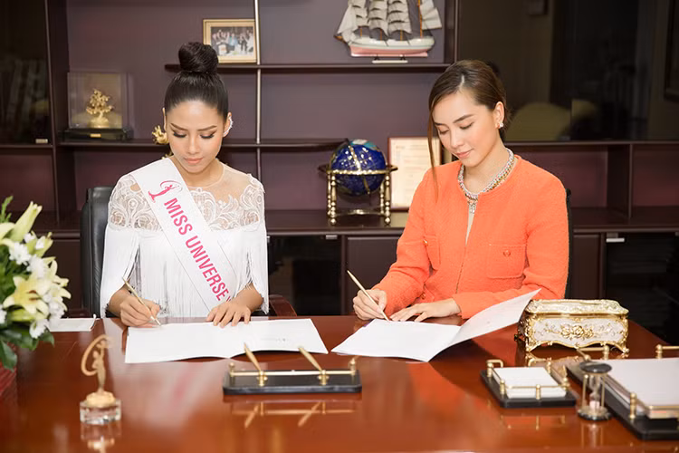 Người đẹp gốc Thái Bình vui mừng khi nhận được giấy mời từ tổ chức Hoa hậu Hoàn vũ Thế giới và giấy phép từ Cục nghệ thuật biểu diễn.